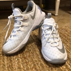 Boys Nike Lebron XIII low sneaker in White